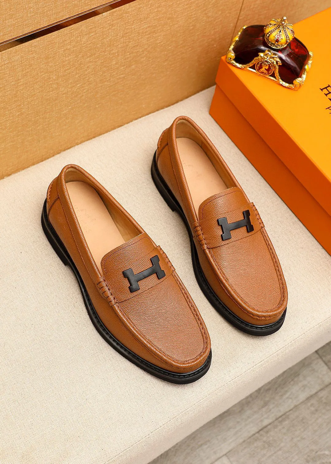 Men's shoes 💰460 💐 Product trademark: HERMES "Hermès" casual leather shoes Regular size: 39-44 (38.45🉑️customized) Product materials: Selected imported first-layer cross-grain cowhide upper + luxury hardware buckle, imported water-dyed cowhide lining. Strong three-dimensional visual effect, non-slip and wear-resistant rubber outsole Color: 4⃣️colors available